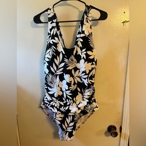LAND’S END XXL LIKE NEW Black & White Floral One-Piece Swimsuit 🤍🖤